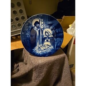 "THE HOLY FAMILY" Nativity Scene 8.3-inch Plate by Avon (1991)